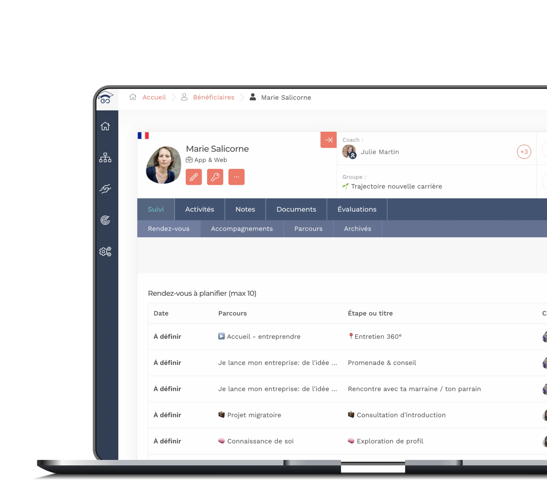 Fiche bénéficiaire Teasio sur ordinateur portable : profil, coach assigné, onglets suivi, documents et rendez-vous à planifier