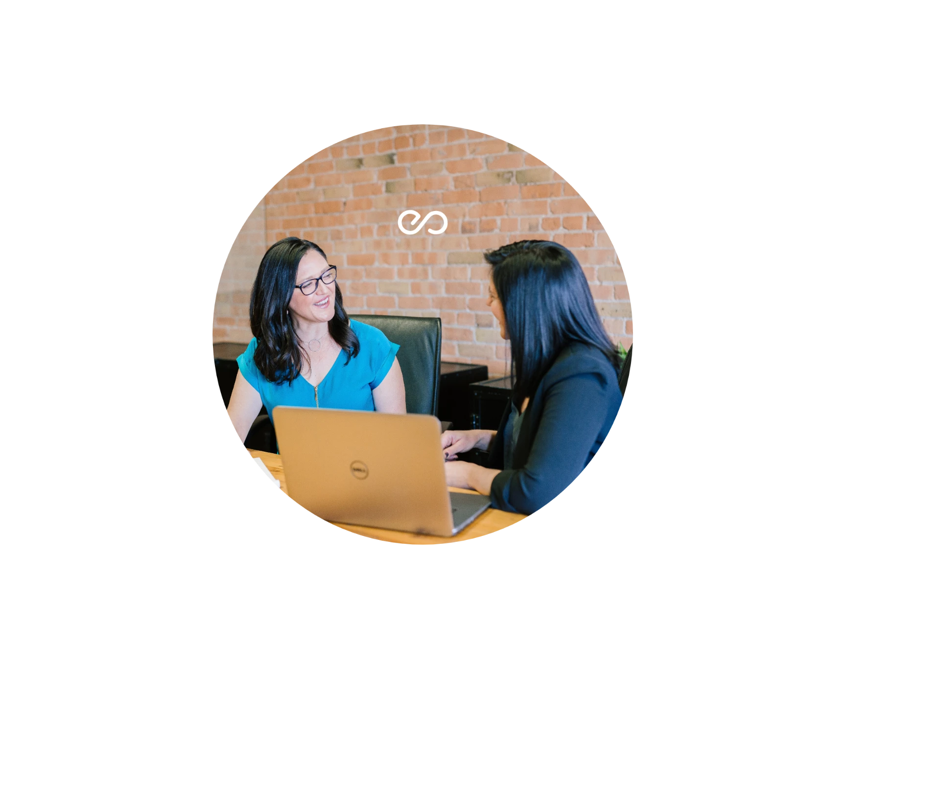 Deux professionnelles en accompagnement autour d'un ordinateur, illustrant un cas d'utilisation Teasio