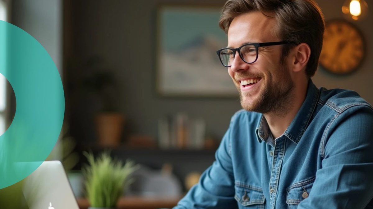 Homme heureux d'accompagner sur la plateforme Teasio