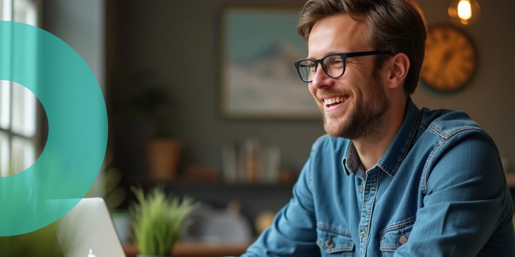 Homme heureux d'accompagner sur la plateforme Teasio